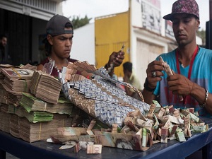 Lạm phát kinh hoàng ở Venezuela: Đi chợ phải mang xe đẩy chở tiền
