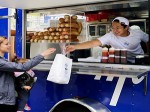 Chàng trai 23 tuổi mở tiệm bánh mỳ Việt trên xe tải tại Canada