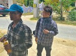 Hai người đi bộ gần 30km, chân rướm máu được công an, người dân Nghệ An hỗ trợ